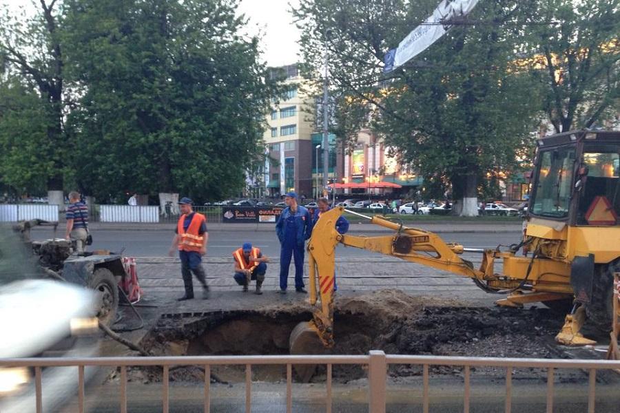 Водоканал: провал на Ленинском проспекте ликвидируют не раньше субботы (фото)