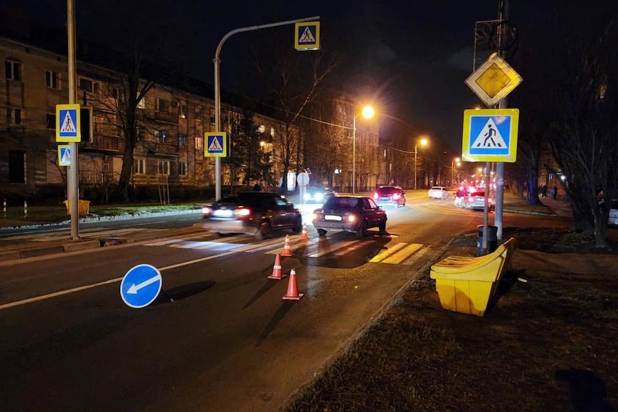 На улице Невского 18-летний водитель «Мерседеса» сбил на «зебре» 17-летнюю девушку (фото)