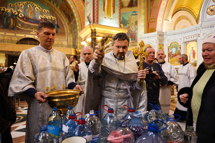 Великая агиасма: освящение воды в соборе Христа Спасителя в Крещенский сочельник (фото)
