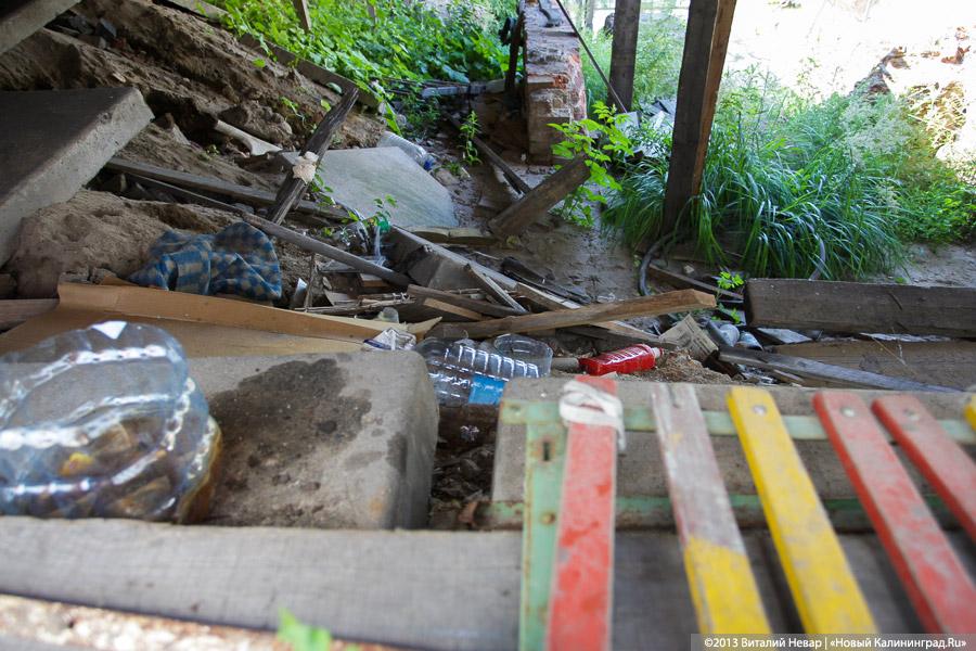 Позабыто, позаброшено: что скрывается за забором «Сердца города» у Дома Советов