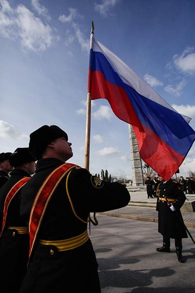 «И снова победа»: возложение венков и цветов на мемориале 1200 воинам-гвардейцам 