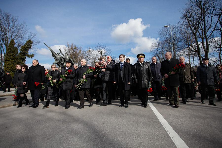 «И снова победа»: возложение венков и цветов на мемориале 1200 воинам-гвардейцам 