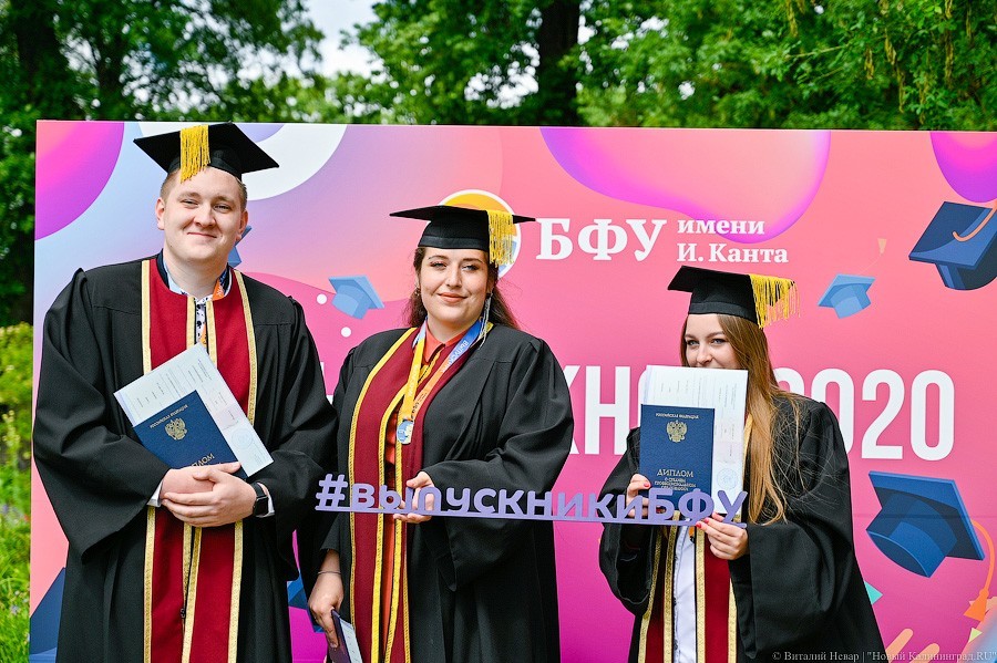 Как проходит вручение дипломов выпускникам БФУ в Ботаническом саду (фото)