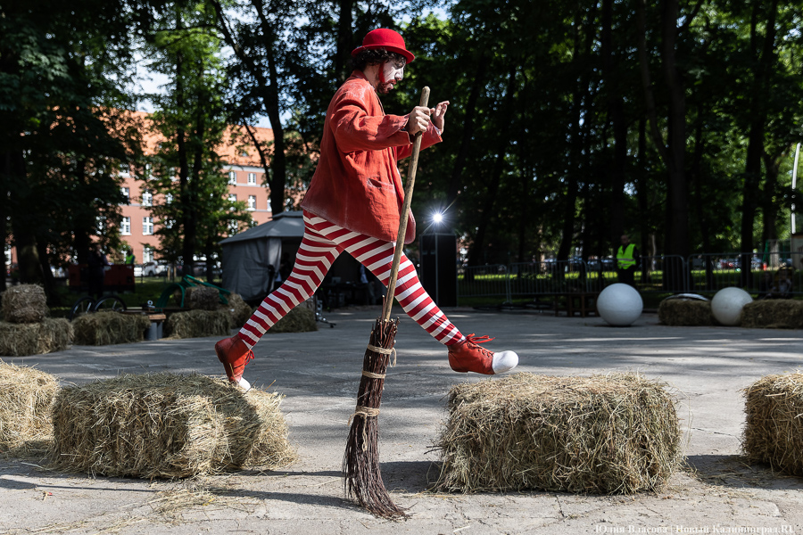 Это просто цирк какой-то: фестиваль «Башня» запустил уличную программу на «Балтике» (фото)