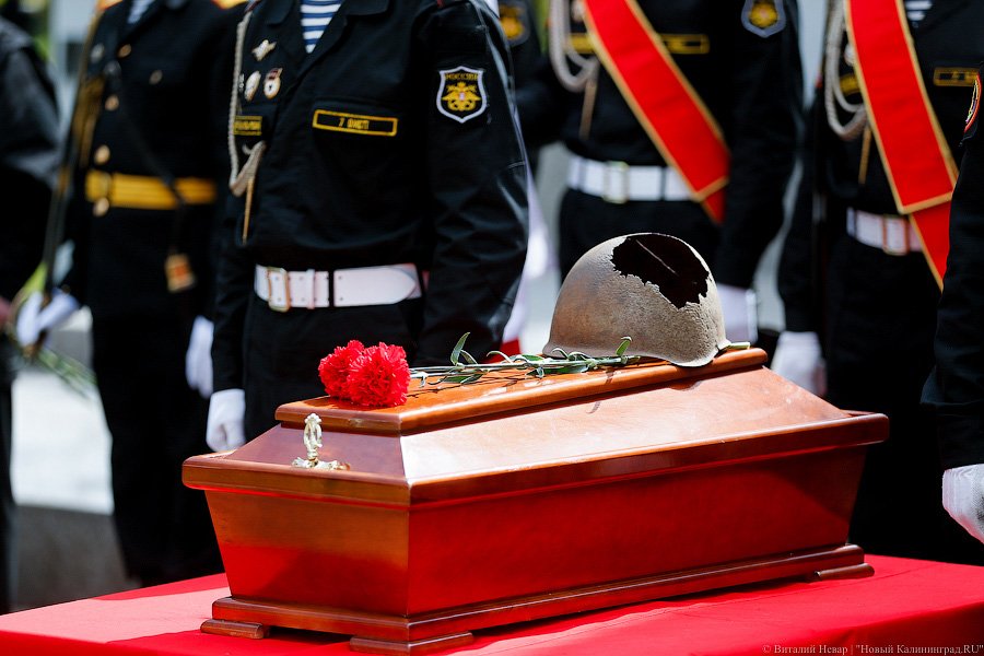 Память героям: в Калининграде перезахоронили найденных поисковиками воинов