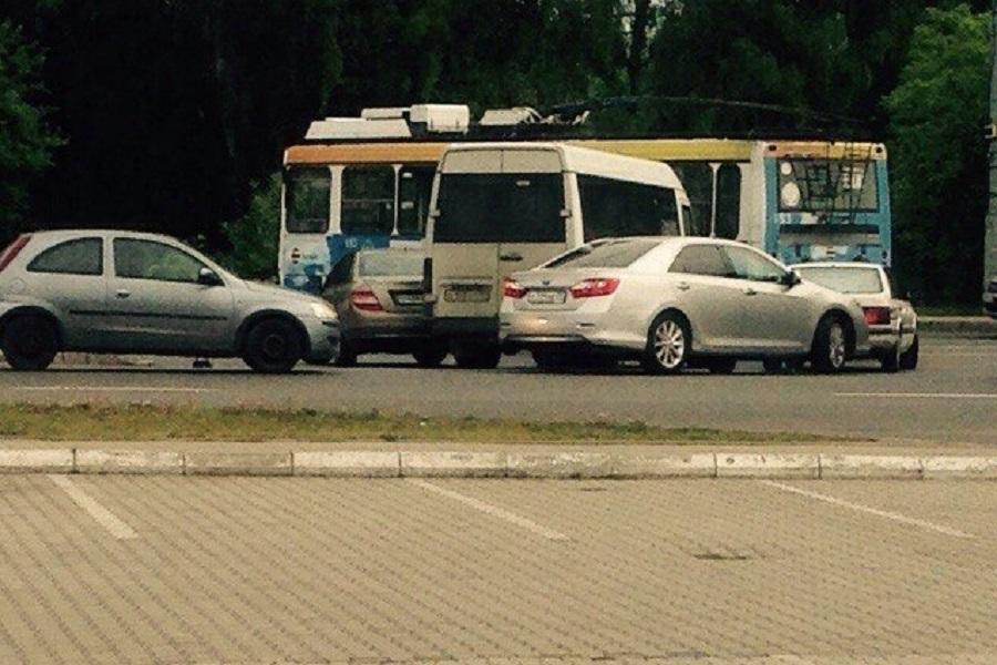 ДТП с троллейбусом перекрыло Московский проспект (фото)
