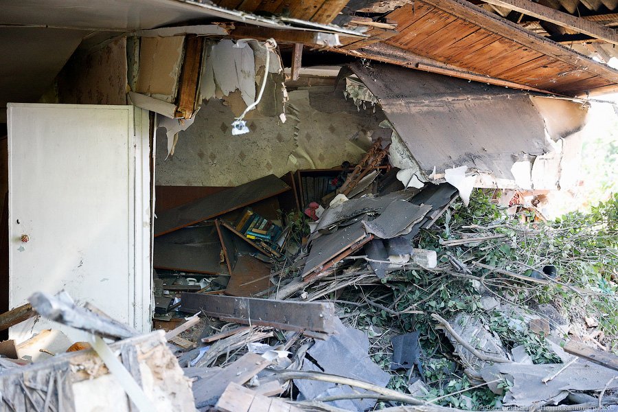 Опрокинулся и снес полдома: под Калининградом в ДТП погибла пенсионерка