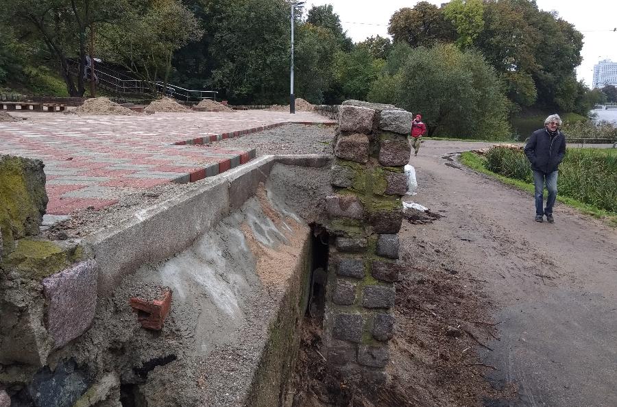 При реконструкции Нижнего озера накренилась каменная подпорная стенка (фото)