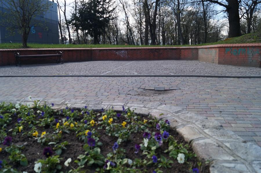 В центре Калининграда возле «амулета против пьянства» просела плитка (фото)