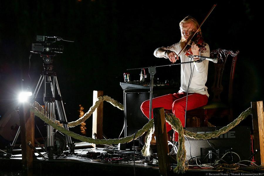 Вечерний Дьяков: как калининградский альтист устроил концерт на плоту (фото)