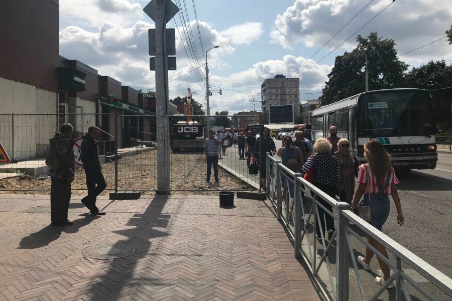 Часть тротуара на Горького перекрыли из-за ремонта. Люди ходят по проезжей части (фото)