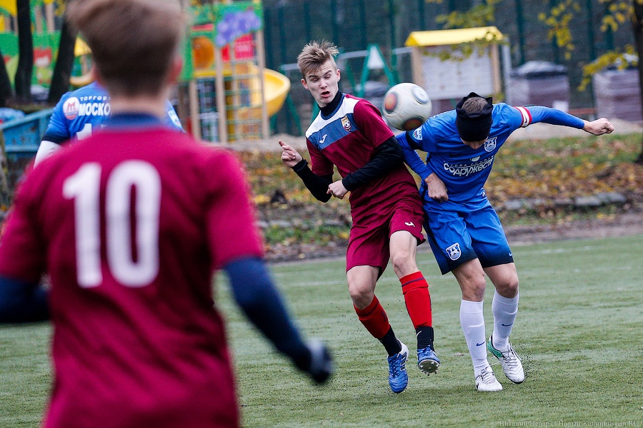 Футбол на синтетике: как в Калининграде на искусственном поле играли