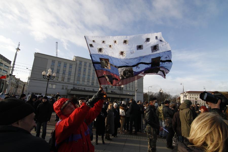 На площади Победы состоялся несанкционированный митинг: фоторепортаж