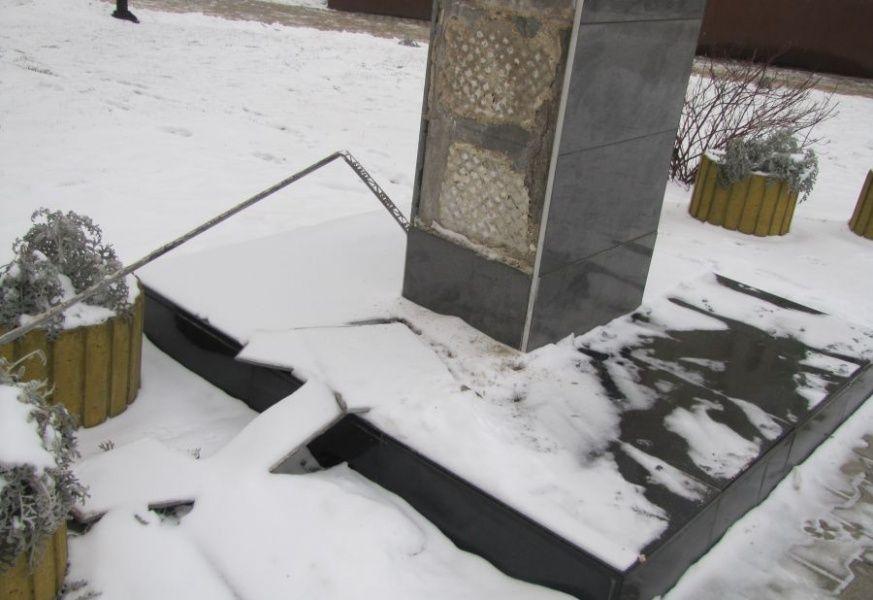 В центре Гусева вандалы повредили постамент бюста поэта Донелайтиса (фото)