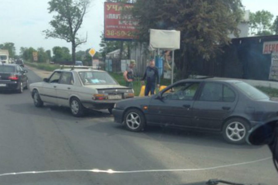 В поселке Б. Исаково из-за ДТП затруднено движение на перекрестке (фото)