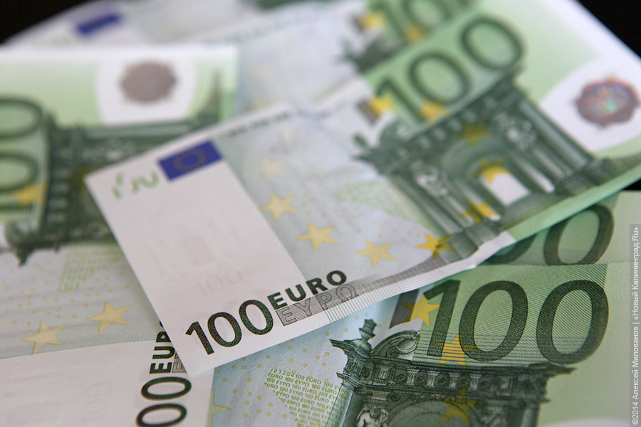 Официальный курс евро упал на 1 рубль