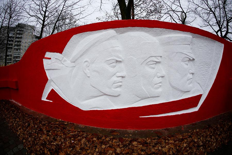 В грязь: Цуканов и Ярошук проверили Памятник балтийцам и набережную Трибуца