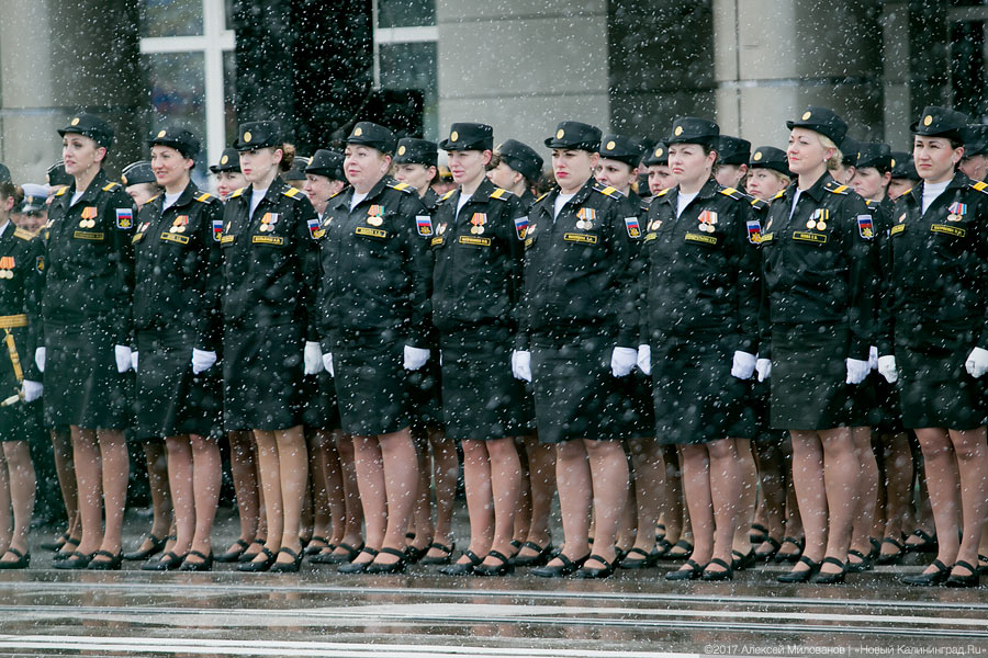 «Гвоздики», «Град» и снег: в Калининграде прошел Парад Победы
