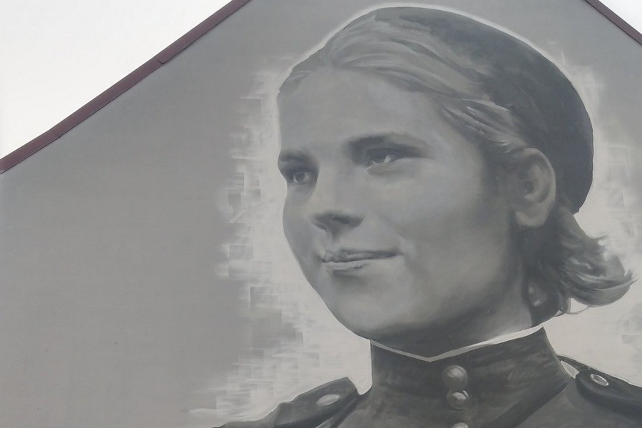 На здании почты в Гвардейске нарисовали портрет снайпера Розы Шаниной (фото)