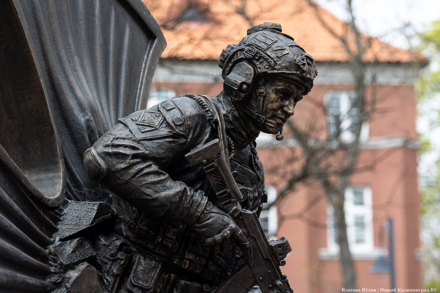 У здания областного правительства открыли памятник ФСБ (фото)