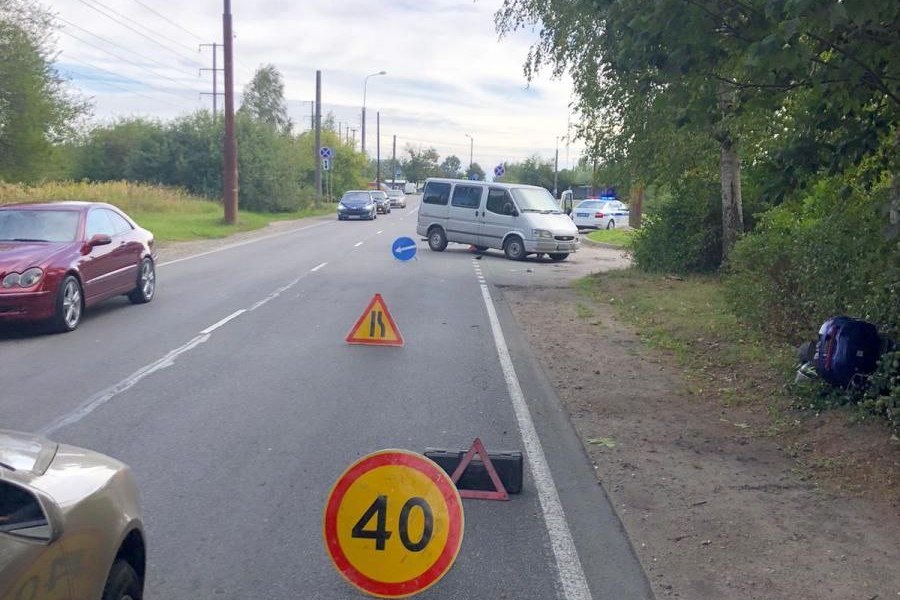 В Калининграде на ул. Емельянова микроавтобус сбил мотоциклиста (фото)