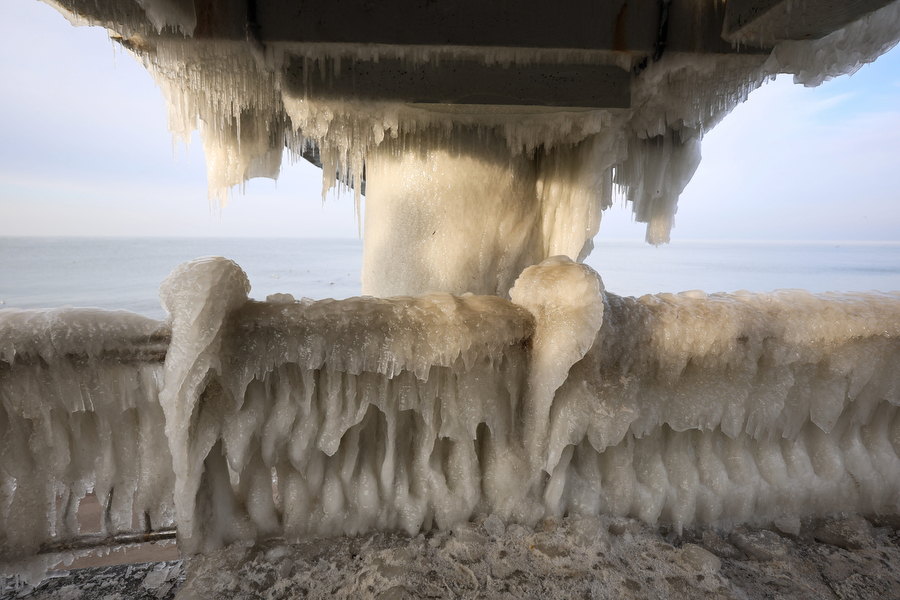 Мороз и море: как стихия украсила променад в Зеленоградске (фото)