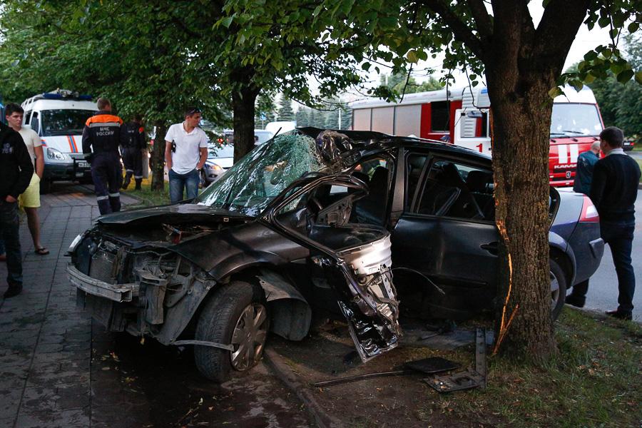 На Московском проспекте в дерево врезался «Рено», пострадал водитель (фото)