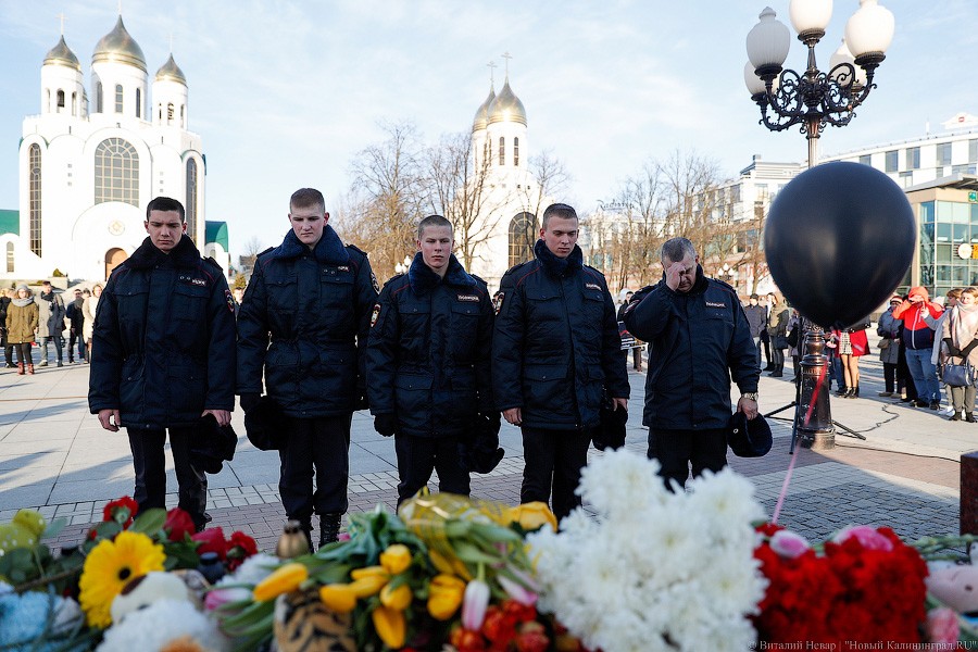 Опустить голову, зажечь свечу: в Калининграде почтили память погибших в Кемерово