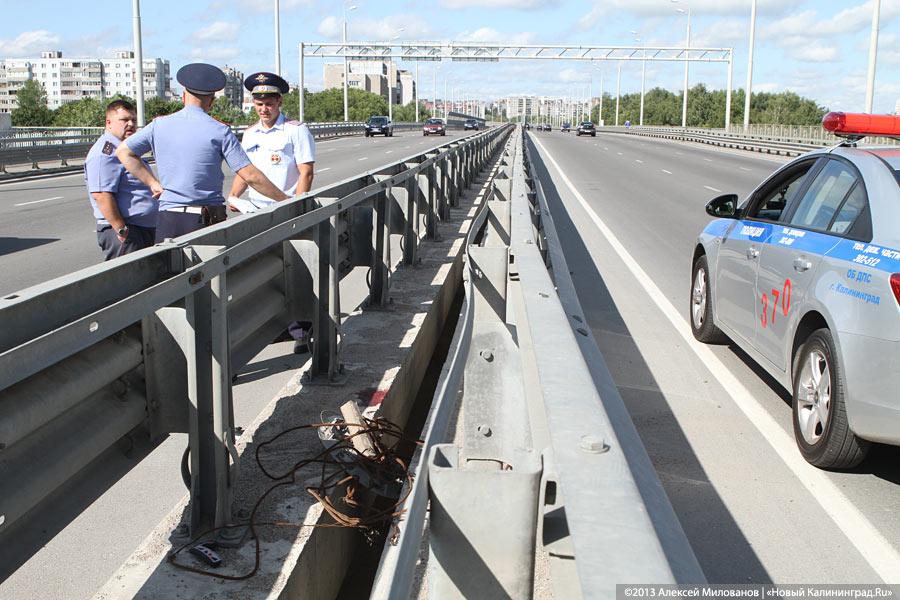 На второй эстакаде разбился мотоциклист, мотоцикл проехал ещё 300 метров (фото)