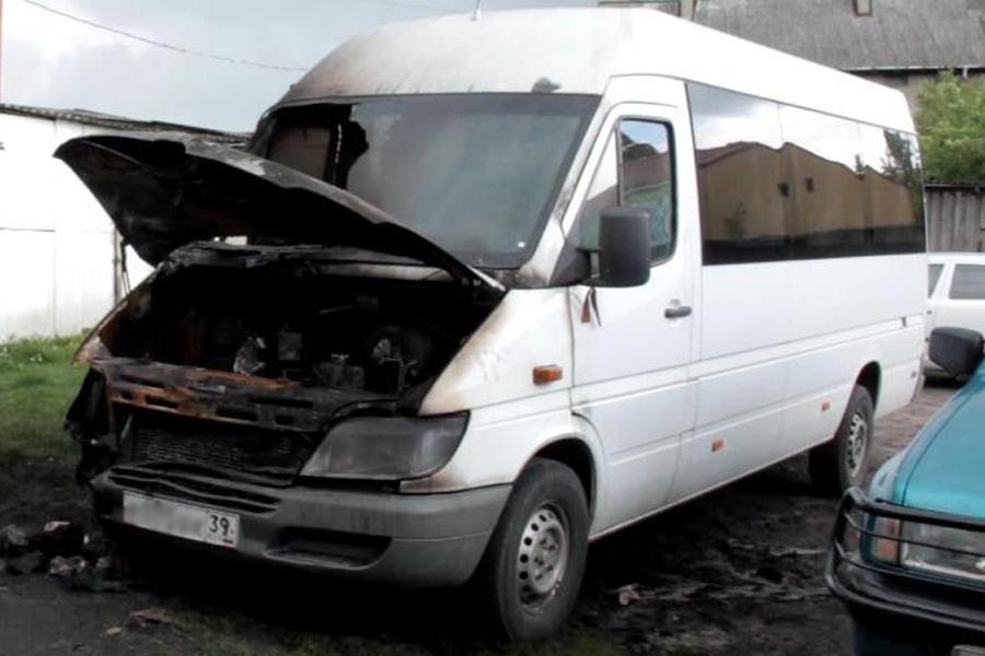 Полиция: микроавтобус в Черняховске могла поджечь 74-летняя соседка владельца (фото)