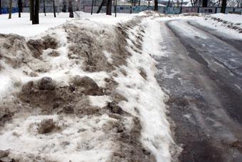 Замглавы администрации Калининграда пожаловался на снег и лед в своем дворе