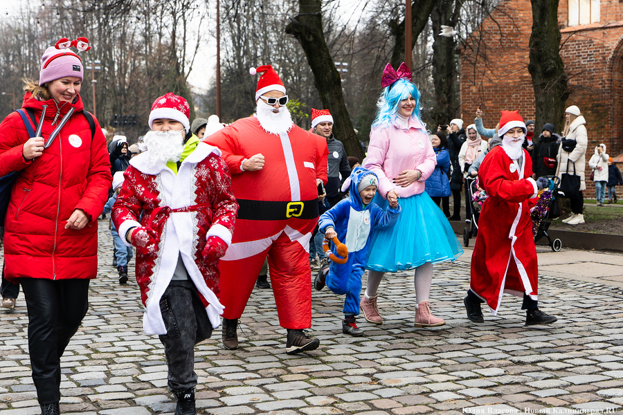 «Сказка к нам приходит»: на острове Канта прошел забег Дедов Морозов (фото)