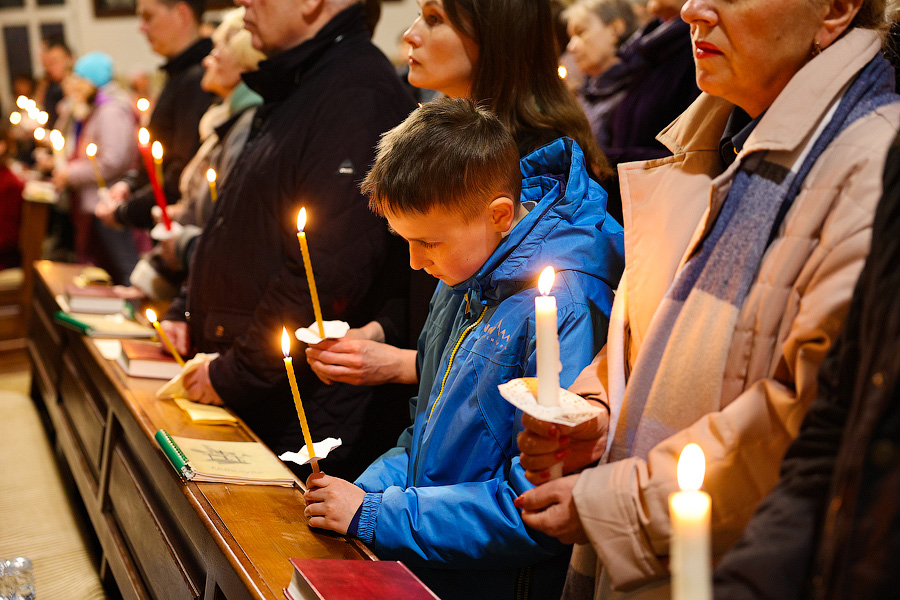 Праздничный огонь: в католическом приходе Святого Адальберта прошло пасхальное богослужение