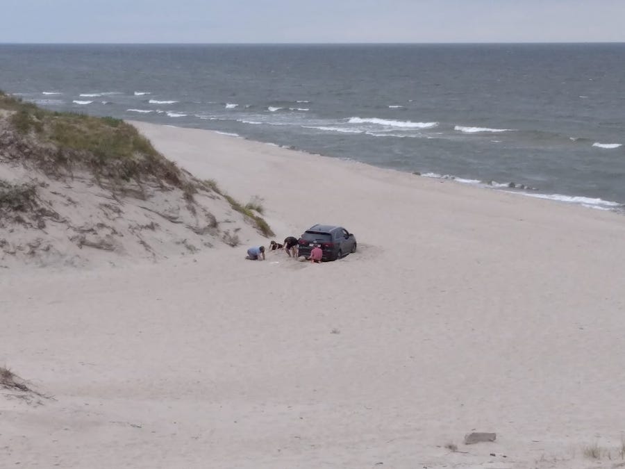 На Балткосе внедорожник увяз в песке, пытаясь проехать на пляж (фото)