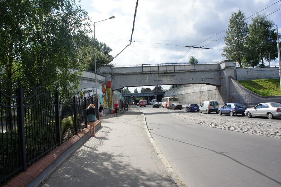 Калининградские граффитчики готовят подарок водителям, стоящим в пробке на Киевской 