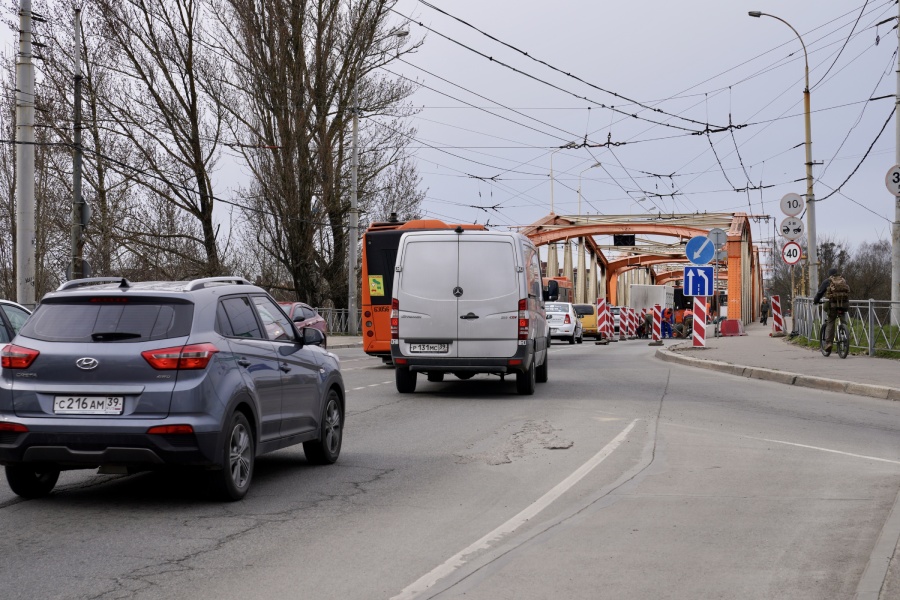 «Надоело „хыдыщкаться“ по стыкам»: на Киевской начался ремонт «оранжевого» моста (фото)