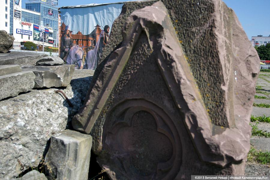 Позабыто, позаброшено: что скрывается за забором «Сердца города» у Дома Советов