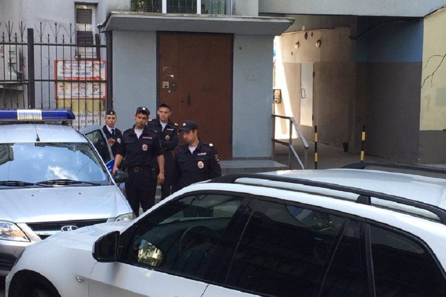 В Калининграде полиция обыскивает всех, кто пытается выйти из штаба Навального (фото)