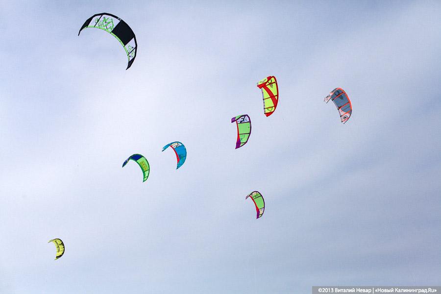 «Без тормозов»: репортаж с соревнований по сноукайтингу и айсбордингу