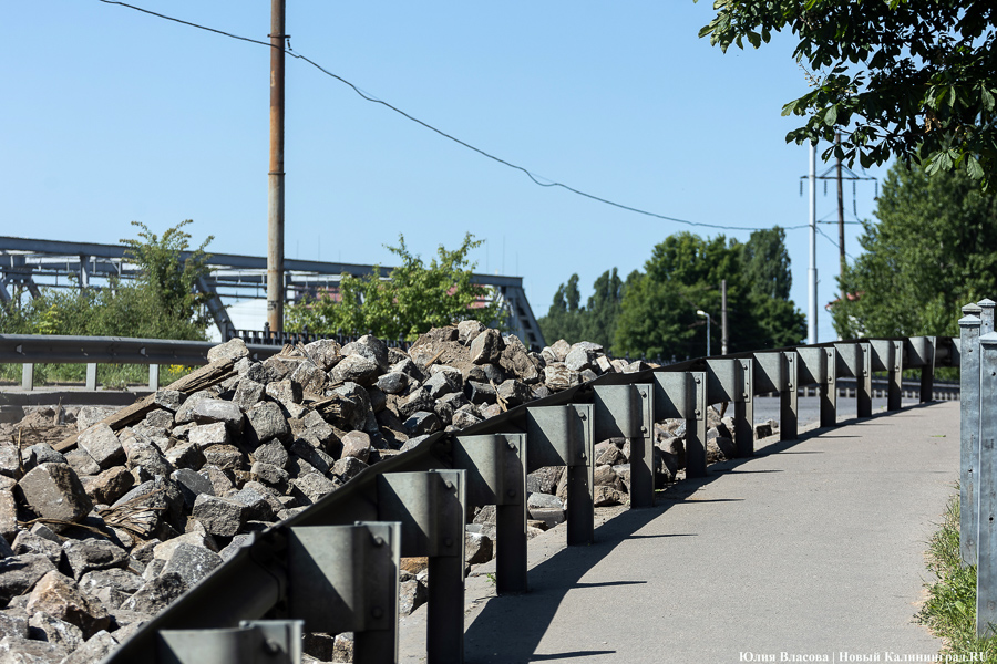 Останется с одним тротуаром: в Калининграде до августа закрыли мост на Суворова (фото)