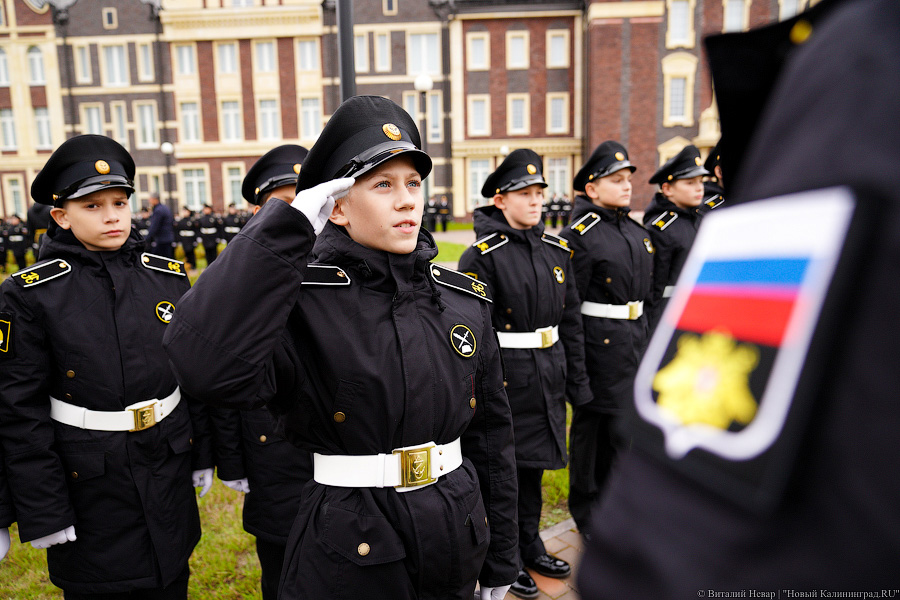 Горящие глаза, серьезные лица: первокурсников приняли в нахимовцы (фото)