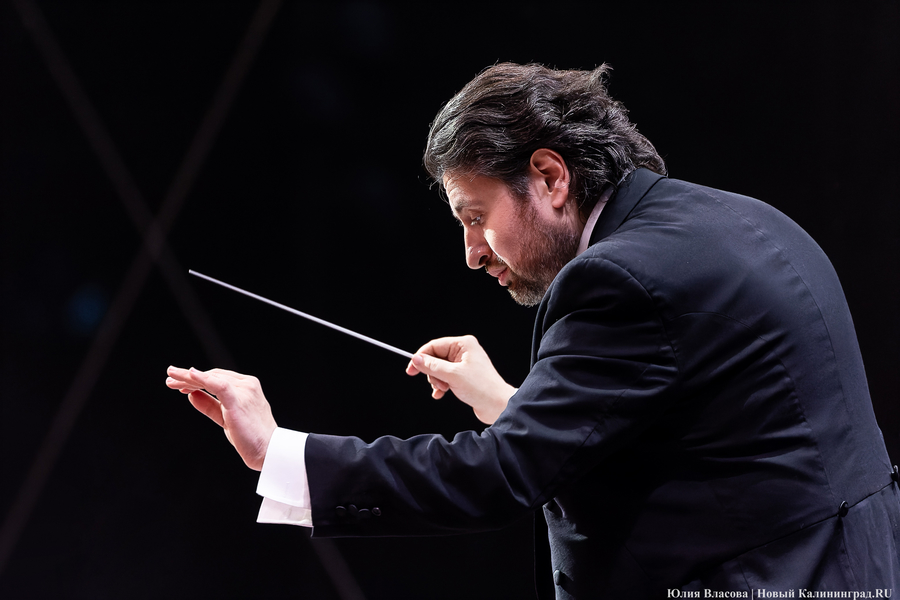 Бурлеска под дождём: Денис Мацуев выступил на острове Канта (фото)