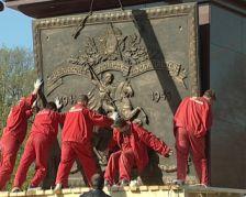 На триумфальной колонне установлен первый бронзовый барельеф