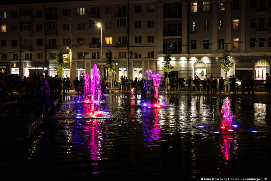 Брызги под музыку: как выглядит подсветка нового фонтана у стадиона «Балтика»