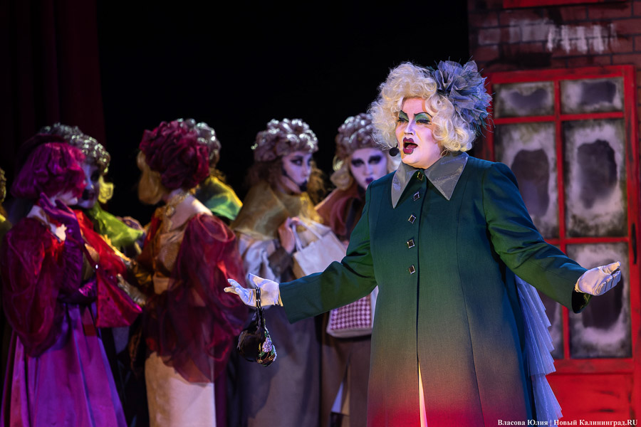 С интонациями The Beatles: в Музыкальном театре показали «Гоголюцинации Чичикова» (фото)