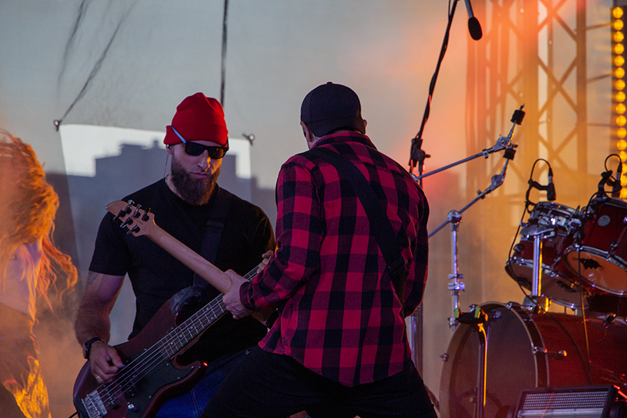 Марафон мировых хитов: в Калининграде прошёл рок-фестиваль с трибьют-шоу (фото)