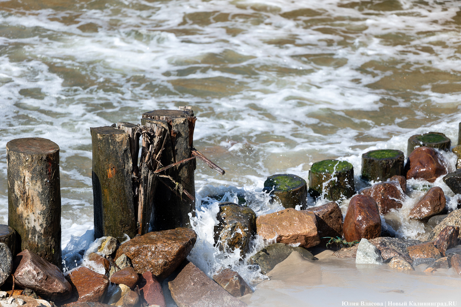 С видом на море и стройку: как выглядит пляж в Светлогорске этим летом