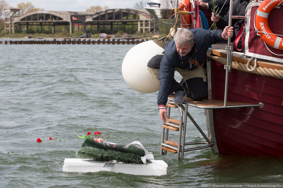 Венки на воде: яхтсмены в Балтийске почтили память погибших при штурме Пиллау