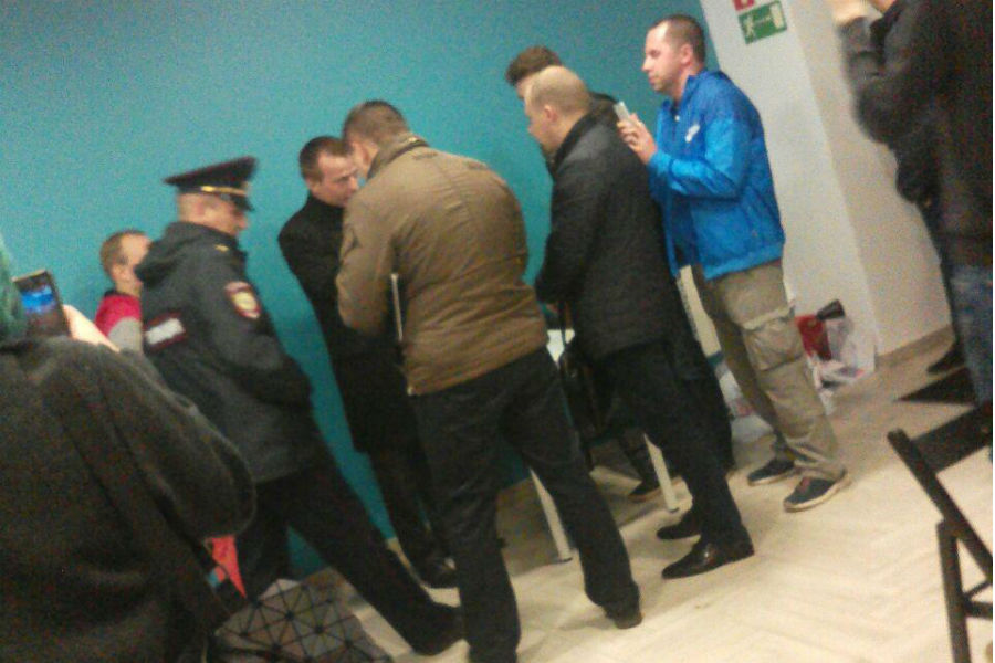 В канун всероссийской акции в штабе Навального в Калининграде проходит обыск (видео)