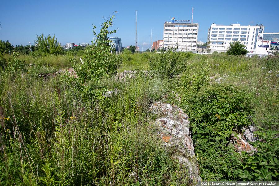 Позабыто, позаброшено: что скрывается за забором «Сердца города» у Дома Советов